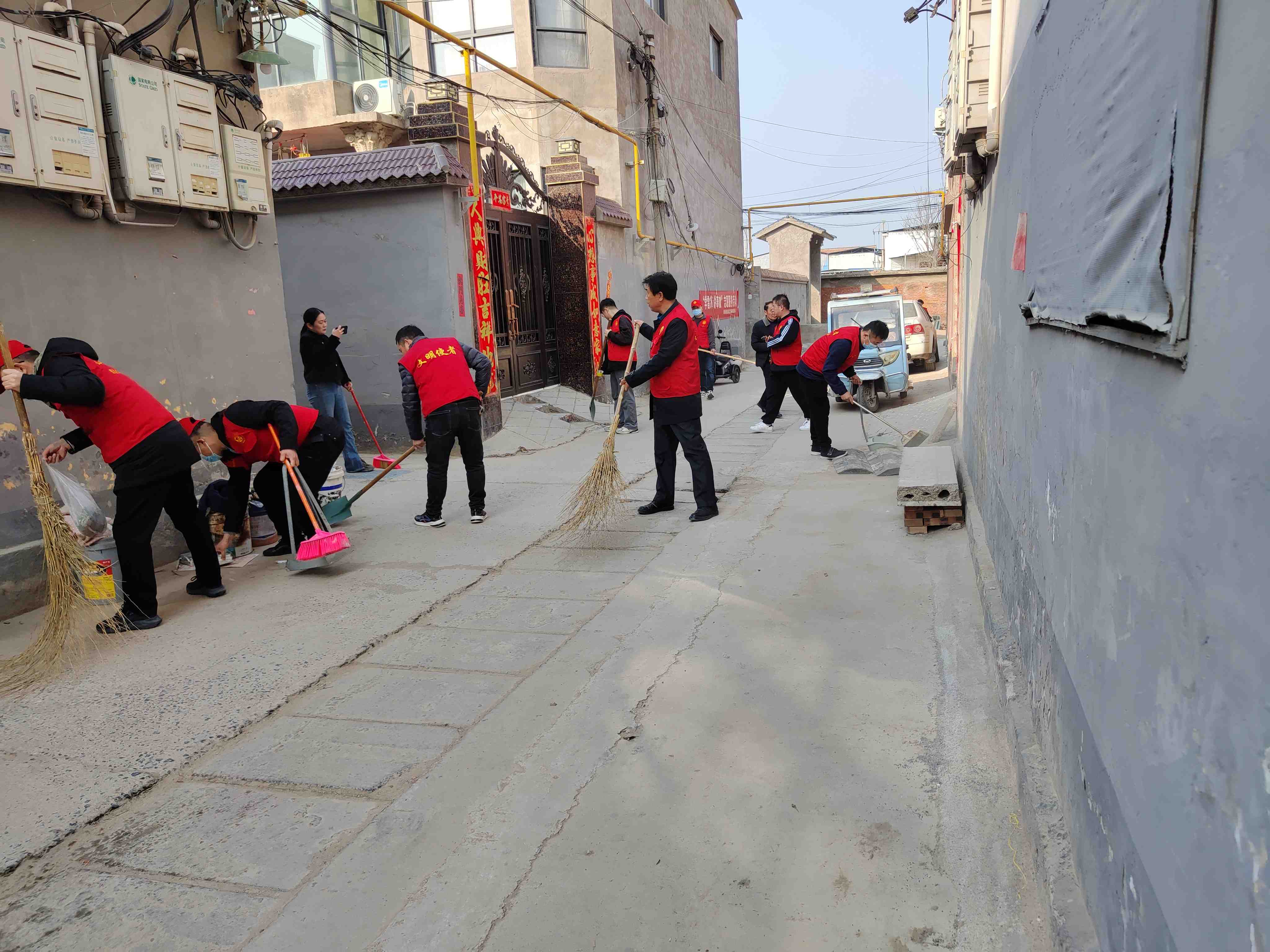 党建引领志愿行 人居环境换新颜