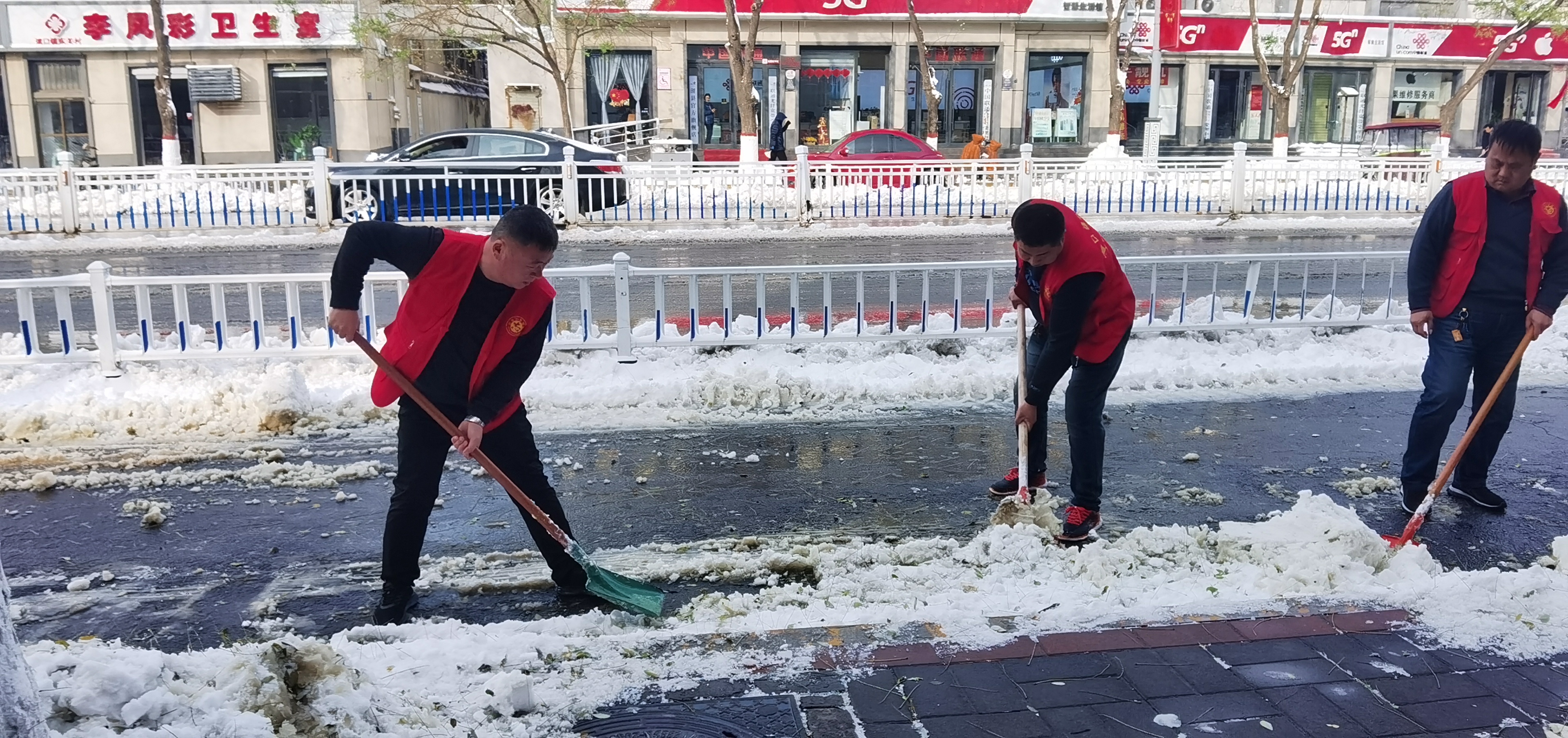 红旗路社区道路扫雪活动