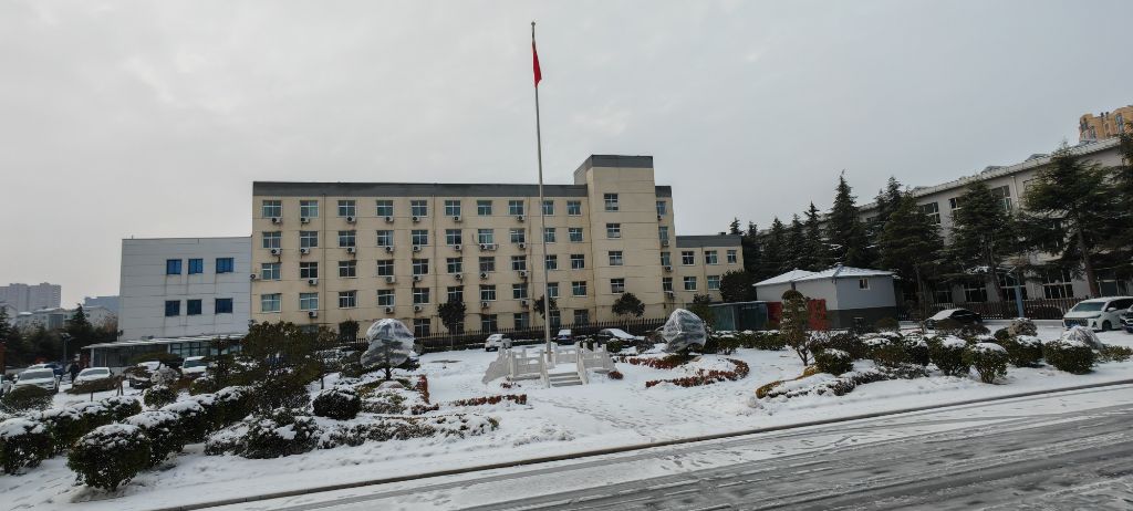 滑县财政局走进梦想社区开展“最美下雪天，最暖扫雪人”志愿服务活动